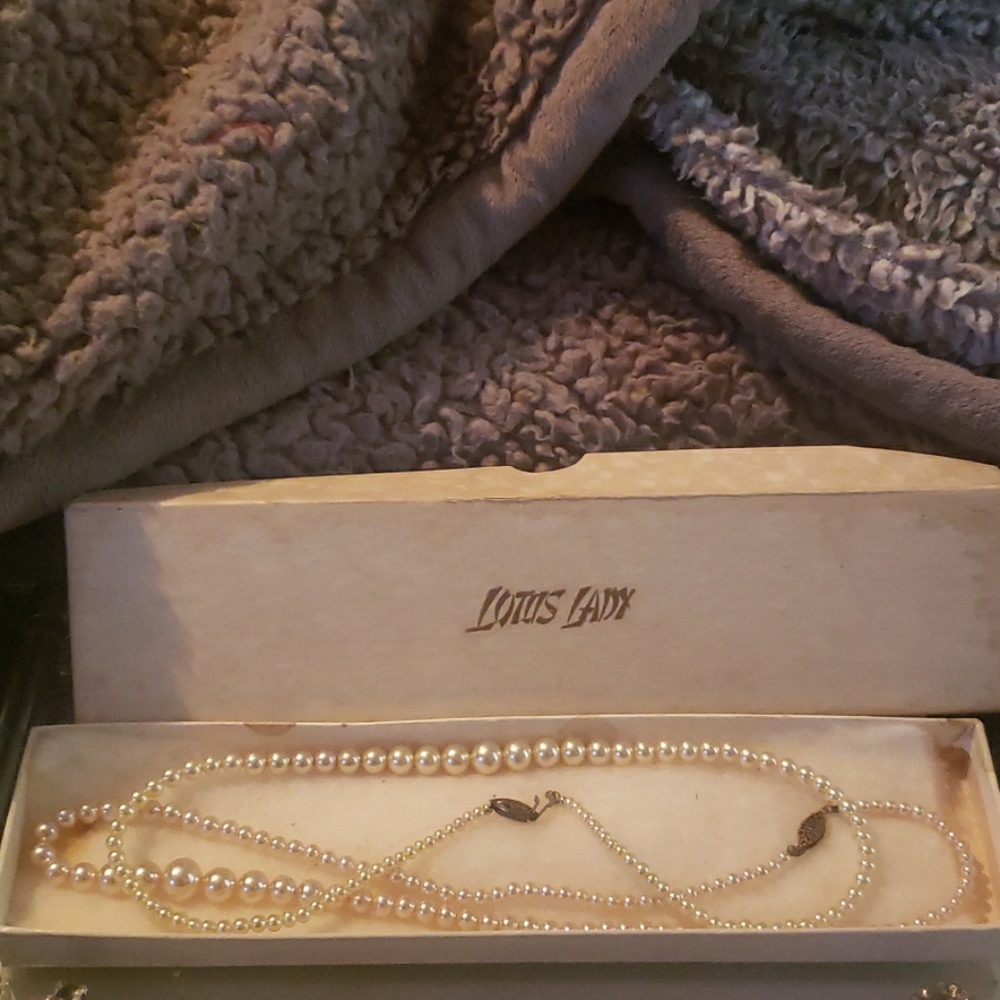 Lotus lady vintage pearls